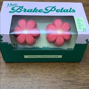 Moxi Break Petals